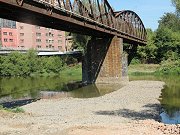 Kromě kácení náletových dřevin bylo součástí přípravných prací před rekonstrukcí mostu 
i zřízení přístupové cesty k pilíři uprostřed řeky Sázavy. Fotografie byla pořízena dne 17. srpna 2018.
