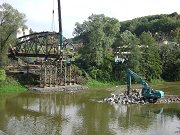 Demolice ocelového mostu po téměř 120 letech provozu. Z levobřežního pole zůstává již jen polovina pole. Zároveň je vidět demolice středního pilíře. Snímek z 19. září 2013.