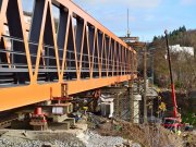 Fotografie z 10. listopadu 2013 zachycuje nasouvání ocelové konstrukce nového železničního mostu na pilíře. Posuv mostu probíhal ze strany týnecké stanice a trval celkem pět dní.