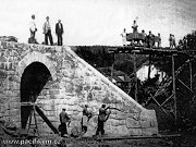 Unikátní snímek z roku 1895 zachycuje budování železnice v Chrástu nad Sázavou. Konkrétně fotografie ukazuje postup budování kamenného mostu a náspu. 