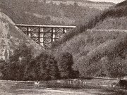 Výřez staré pohlednice zachycuje stavbu viaduktu Žampach. Na mostu je krásně patrné lešení, které mělo celkem pět pater a stálo na jižní straně mostu. Snímek je datován rokem 1899.
