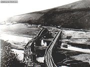 Roku 1935 byl z důvodu plánovaného zvýšení hladiny řeky Vltavy po dostavbě vranské přehrady o 2,75 metrů (dokončena roku 1936) zvednut ocelový železniční most mezi odbočkou Skochovice a stanicí Měchenice. Aby nedošlo k přerušení železniční dopravy na Dobříš byl vedle stávajícího mostu vybudováno mostní provizorium, po němž byla doprava zajišťována.