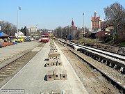 Snímek z 31. března 2008 zahycuje práce při výluce, jež proběhla v druhé polovině března a začátkem dubna. Práce při výluce se soustředily hlavně na obnovu železniční stanice Praha-Braník a přilehlý úsek traťové koleje směrem ke stanici Praha-Krč. Přímo v branické stanici se realizovala rekonstrukce části kolejiště stanice, opravil se přejezd na krčském zhlaví stanice (km 8,540) a bylo zbudováno vyvýšené nástupiště mezi kolejemi č. 1 a 3.