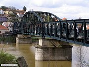 Starý davelský ocelový most přes řeku Vltavu, který si zahrál i ve filmu Most u Remagenu. Snímek z 30. dubna 2006.
