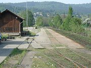 Snímek z 8. května 2003 zachycuje kolejiště železniční stanice jen pár let před jejím poměrně nečekaným zrušením. Fotografie byla pořízena z rampy u týneckého zhlaví stanice.