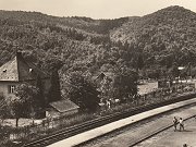 Snímek z roku 1969 zachycuje část kolejiště stanice Luka pod Medníkem a vrch Medník v pozadí. Fotografie byla zřejmě pořízena ze střechy bývalé trafostanice a dokumentuje centrální část stanice, kde řadu let docházelo ke křižování vlaků.