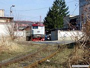 Na snímku ze 17. března 2004 stojí motorová lokomotiva 749.162 u vrat do areálu Modřanských strojíren. V podstatě v místech odkud je snímek focen stála v roce 1995 dočasná zastávka náhradní železniční dopravy. Ta po dobu čtyř měsíců nahrazovala autobusovou dopravu do Komořan, která byla odřeknuta z důvodu rekonstrukce silnice z Komořan do Modřan.