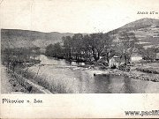 Stará pohlednice Pikovic zachycující řeku Sázavu, jez a starý mlýn. Můžeme se domnívat, že fotografie byla pořízena z místa, kde původně ležela pikovická zastávka. 