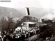 Vzácný snímek z roku 1934 zachytil příjezd prvního oficiálního vlaku do nově otevřené zastávky ve Skochovicích.