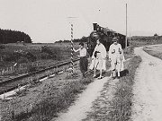 Vlak od Čerčan přijíždí na zastávku