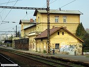 Nádražní budova stanice Praha-Vršovice patřila řadu let mezi nejošklivější v celé Praze. Stav budovy k datu 11. dubna 2008 zachycuje náš snímek, kde jsou již vidět práce na probíhající rekonstrukci budovy.