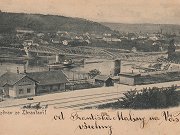 Zbraslavská stanice se velice často objevovala na hromadě starých pohlednic. Nejvíce byla fotografovaná právě tak jak zobrazuje zde prezentovaný záběr. Ten je datovaný rokem 1899 a zachycuje jak železniční stanici, tak i projíždějící parník na Vltavě. Samozřejmostí pohlednic té doby byl nový ocelový most přes Vltavu.