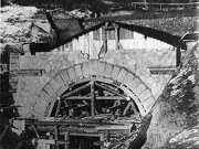 Rozestavěný portál druhého vinohradského tunelu. S jeho stavbou se začalo roku 1940, přičemž proražen byl 6. března 1943. K slavnostnímu otevření pak došlo v listopadu roku 1944. Druhý současně budovaný tunel však nakonec proražen nebyl a k jeho dokončení došlo až roku 1989.