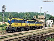 Odstaven trojice lokomotiv 740.456 + 604 + 674 ek ve stanici Tnec nad Szavou na sv dal vkony pi pepravch trku z krhanickho kamenolomu na 4. koridor. Snmek z 10. ervna 2007.