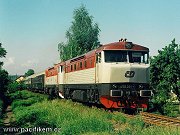 Snímek z neděle 25. května 1997 zachycuje rekreační osobní vlak Os 9209 po odjezdu ze železniční stanice Čerčany. V čele osobního vlaku pracuje dvojice motorových lokomotiv řady 751 čerčanského lokomotivního depa. Jedná se o stroje inventárních čísel 751.094 a 751.230, které dlouhou dobu patřily mezi nejkrásnější zdejší lokomotivy.