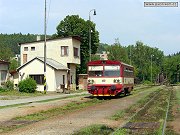 Na snímku z 21. června 2007 je zachycen motorový vůz 810.570, který vyčkává v železniční stanici Týnec nad Sázavou na odjezd svého osobního vlaku do Vraného nad Vltavou.