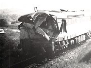 Snímek zdelovované motorové lokomotivy T 478.1012 po jejím odrtžení od motorového vozu. Patrná je totální devastace kabiny strojvedoucího, která obsluze nedávala velké šance na přežití. Z kabiny byl přesto vyproštěn težce zraněný strojvedoucí, jenž však náslekům zranění podlehl v nemocnici.