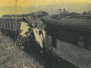 Fotografie tragické srážky motorové lokomotivy T 478.1012 a motorového vozu M 262.1039 v kopci nad Poříčím. Místo nehody ve spojení s hustou mlhou nedávalo obsluhám obou strojů jakoukoli šanci na možné odvrácení neštěstí. Vzhledem k tomu, že zde vede trať v oblouku, nemohli strojvedoucí zahlédnout ani světla protijedoucího vlaku. 
