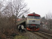 Lokomotiva 749.081 v čele vykolejeného nákladního vlaku z Dobříše. Vlak vykolejil dne 20. února 2007 u zastávky Rymáně.