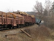 Vykolejené nákladní vozy se dřevem. Nehoda se stala 20. února 2007 u zastávky Rymáně. Štestí, že se žádný z ložených vozů nepřevrátil z náspu, kde k neštěstí došlo.