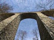 Kamenné pilíře viaduktu Žampach