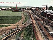 Překrásná stará pohlednice zachycuje dění v čerčanské železniční stanici. Fotografie na pohlednici byla vytvořena od benešovského zhlaví stanice, od stavědla č. 2. Pohlednici dominuje hlavně rychlík do Prahy s parní lokomotivou v čele.