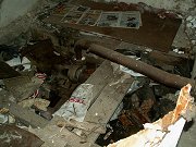 Zdevastovaný interiér drážní studny