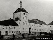 Stará fotografie Jílového u Prahy. Snímek zachycuje jílovské náměstí a jeho dominantu, kterou je překrásná budova radnice.