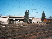 Fotografie z roku 1999 zachycuje výpravní budovu nového krčského nádraží. Poměrně ponurou atmosféru stanice doplňuje motorová lokomotiva 742 s počmáranými osobními vozy Bix. Je potřeba podotknout, že v té době byl průjezd přes krčkou stanici opravdovou lahůdkou, jelikož na obou "lokálkových" zhlavích se nacházely pomalé jízdy. Vlaky se tak přec celou stanici plazily závratnou rychlostí 20 km/h, což při téměř kilometrové délce stanice silně protahovalo jízdní doby. Tato situace vydržela ve stanice několik let, že byly výhybky na obou zhlavích opraveny a stanici bylo v přímém směru možné projíždět rychlostí až 80 km/h.