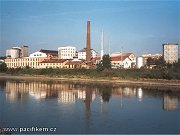 Modřanský cukrovar fotografovaný z levého břevu řeky Vltavy. Snímek ze dne 1. října 2002.