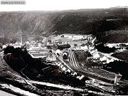 Fotografie z roku 1933 zachycuje obec Vrané nad Vltavou a železniční nádraží v jejím centru. V pravém dolním rohu snímku je možné vidět staveniště vranské přehrady. Ta byla budována v rozmezí let 1930 až 1936 jak první dílo z celé Vltavské kaskády.