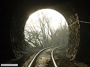 Lucký portál tunelu s názvem Jílovský II, jež je též někdy neoficiálně nazýván jako lucký tunel. V okolí tunelu je často možné pozorovat zvěř, která zde přechází trať a chodí pít k řece Sázavě. Snímek z 30. prosince 2007.