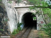 Rekonstruovaný vranský portál Libřického tunelu. Jedná se o prostřední z trojice tunelů ležících mezi Davlí a Skochovicemi, pro něž se vžil společný neoficiální název davelské tunely. Snímek z 1. června 2007.