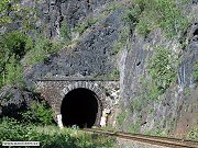 Vranský portál 390 metrů dlouhého Jarovského tunelu. Snímek z 23. května 2004.