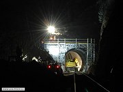 Noční pohled na vranský portál Jarovského tunelu. Snímek ze dne 24. listopadu 2007 zachycuje rekonstrukci tunelu, během níž došlo k opravě tunelu a vranského portálu. Oprava tunelu se konala v termínu od 5. listopadu do 20. prosince 2007.