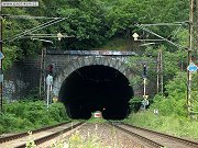 Snímek z 21. července 2008 zachycuje vihohradský portál I. vinohradského tunelu, který dnes spojuje stanici Praha hlavní nádraží se Smíchovem. Tento tunel byl první, který zde byl vystavěn a až do roku 1944 sloužil i pro trať z Prahy do Českých Budějovic. Teprve do dokončení II. tunelu a úpravách kolejiště, byl I. tunel využit pouze pro smíchovskou trať. Budějovická trať pak využívala II. tunelu.