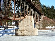 Opravené pilíře mostu přes Sázavu