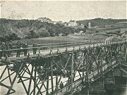 Ratajský ocelový most byl jednou z významnějších staveb na trati Kolín - Ledečko - Čerčany. Most překračuje v Ratajích řeku Sázavu jediným polem o celkové délce 72,6 metru, přičemž světlé rozpětí mezi krajními opěrami činí přesně 70 metrů. Díky svému rozpětí se tak řadí mezi železniční mosty s vůbec největším rozpětím na území Česka. Mostní pole je tvořeno dvěma nýtovanými příhradovými nosníky s obloukovou vrchní pásnicí a s dolní mostovkou. Ocelovou konstrukci mostu dodala v roce 1900 mostárna První Českomoravská továrna na stroje v Libni. Vzácná pohlednice zobrazuje rok 1900, kdy se most teprve budoval.