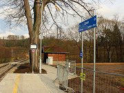 Nová podoba železniční zastávky ve Vilémovicích po rekonstrukci nástupiště v roce 2019. Na zastávce stojí ještě provizorní zábradlí, které brzy bude nahrazené tradičním modrým zábradlím.