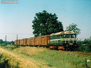 Lokomotiva 720.087 v čele Mn 85161 projíždí dne 17. července 1994 úsekem Čerčany - Lštění.