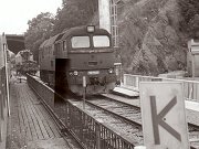 Unikátní snímek z 80. let 20. století zachycuje motorovou lokomotivu 781.160 v železniční stanici Praha-Braník během výstavby  nového železničního mostu na modřanském zhlaví stanice.