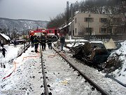 Kompletně rozdrcený automobil Škoda Favorit, jež se v pondělí 2. ledna 2006 střetl s motorovou lokomotivou 714.025. K něhodě došlo na železničním přejezdu ve Skochovicích (km 35,463), přičemž příčinou nehody bylo nerespetování varovných značek u přejezdu ze strany řidiče automobilu. Ačkoli nehoda vypadá děsivě, oba pasažéři osobního aotomobilu nehodu přežili.