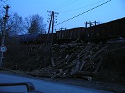 Vysypané dřevo z nákladních vozů
